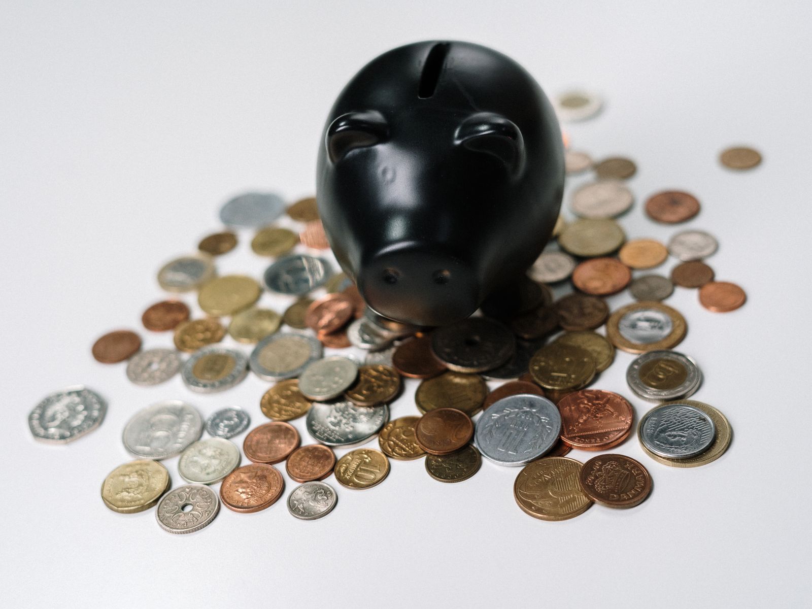Münzen und Sparschwein als Symbol für flexibles Tagesgeld